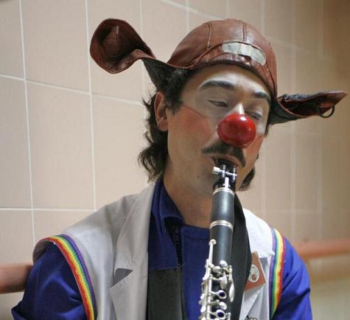 Doctor Otto tocando el clarinete