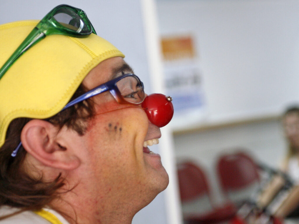 Doc Tornillo con dos gafas, gorro amarillo y nariz de payaso con tornillo