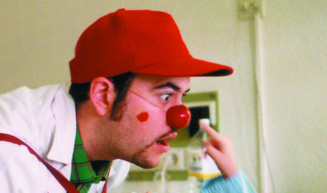 Dr Ambulancio con gorra roja y nariz de payaso roja