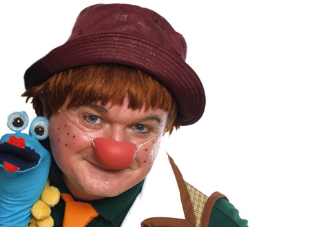 Doctós Càpsulo Prentendós con gorro granate, nariz de payaso y marioneta azul