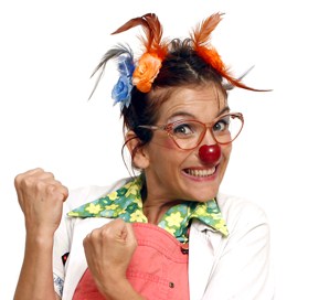 Auxiliar Analista sonriendo, con gafas y levantando los puños