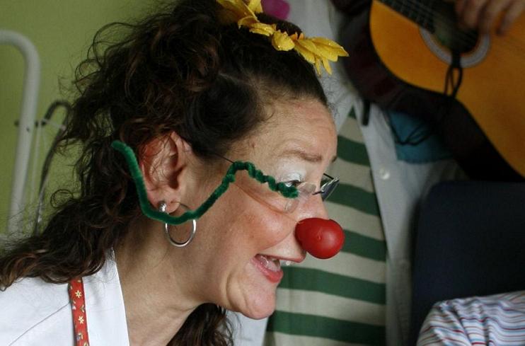 Núria Urioz con sujetagafas verde