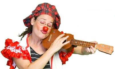 Beni Cilina con ukelele y sombrero de chef