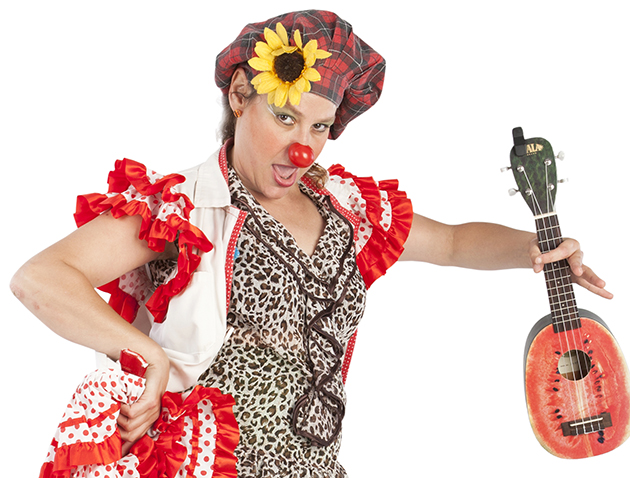 Payasa Nuria sujetando ukelele de sandía y con sombrero de cocinero