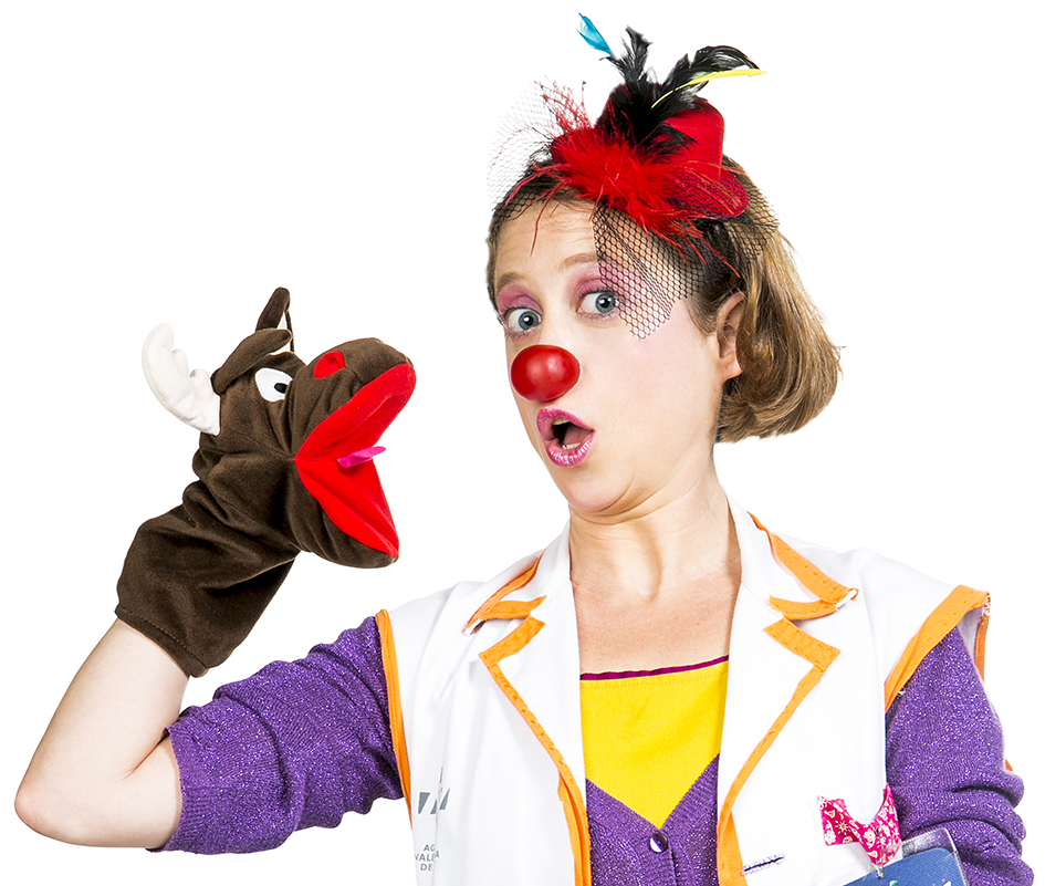 Payasa Supervisora Remedios con marioneta de arce en la mano