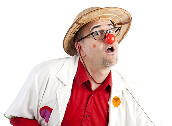 Payaso con camisa roja, bata de manga corta y sombrero de bambú