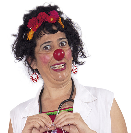 Primer plano de payasa Paquita Tirita con bata de tirantes y nariz de payaso