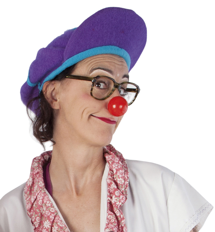 Payasa sonriendo de perfil con gafas y nariz roja