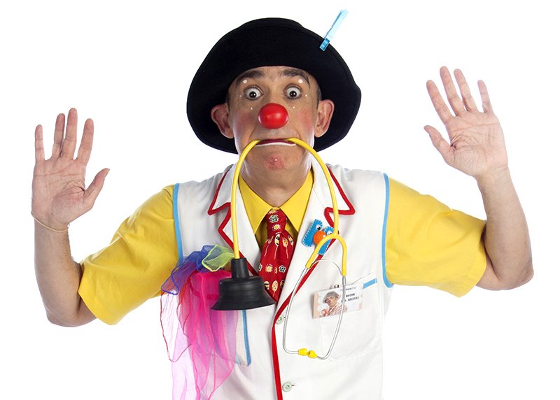 Payaso Sergio con sombrero negro, levantando los brazos con cara de sorpresa