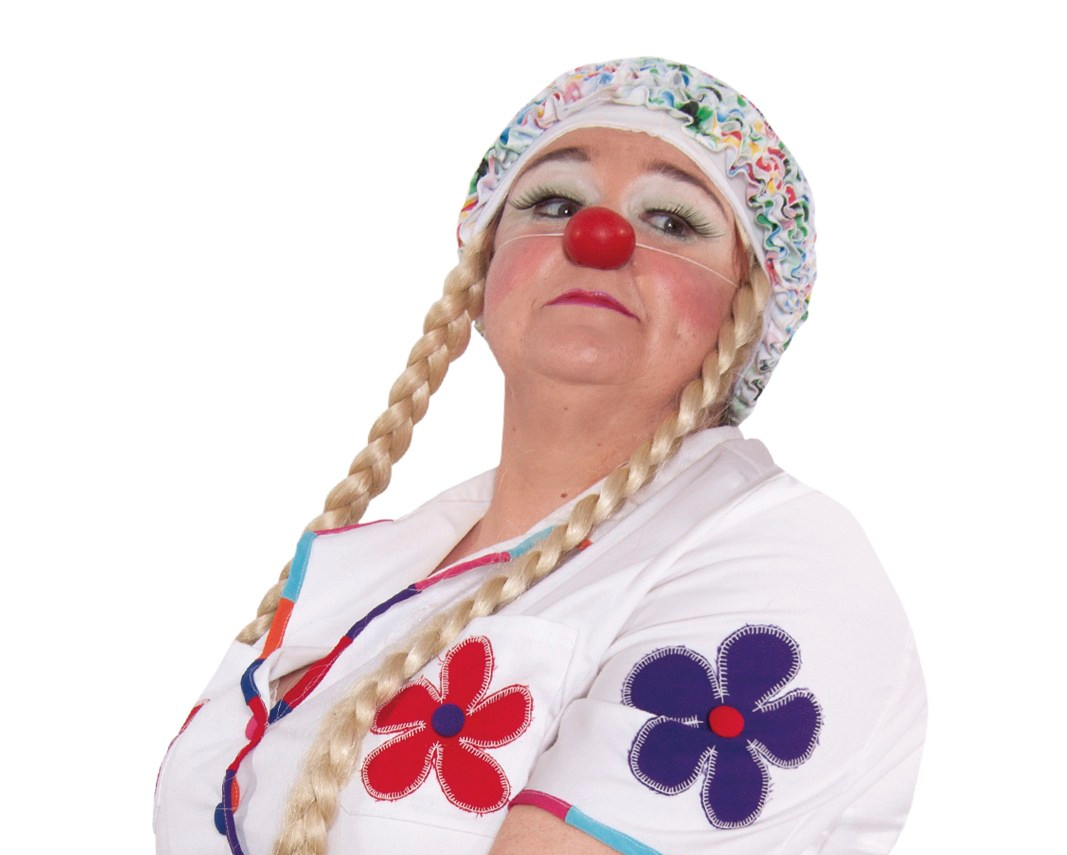 Payasa Paqui con la cabeza levantada y con trenzas rubias