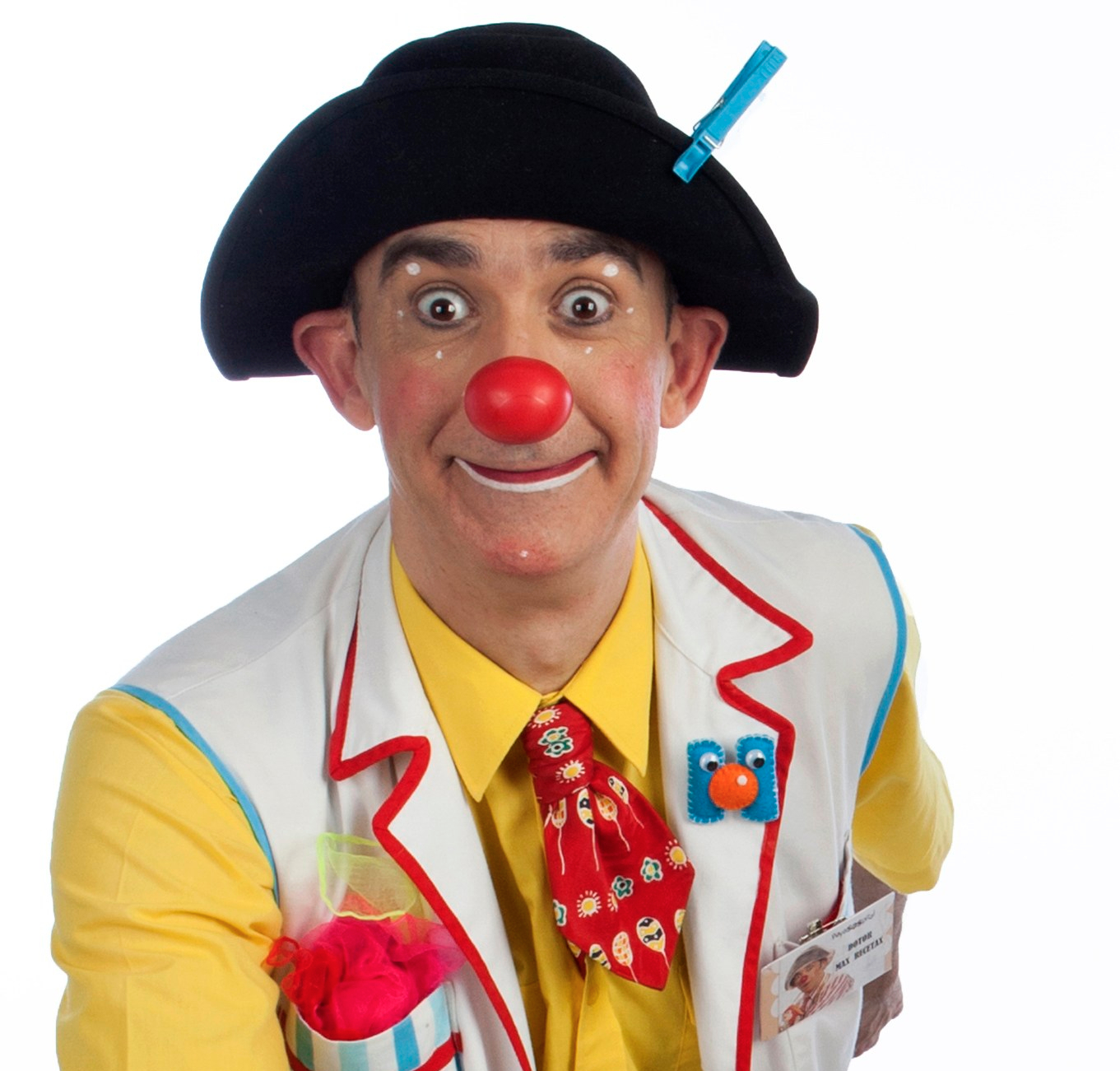 Payaso Sergio abriendo mucho los ojos y con pinza en el sombrero
