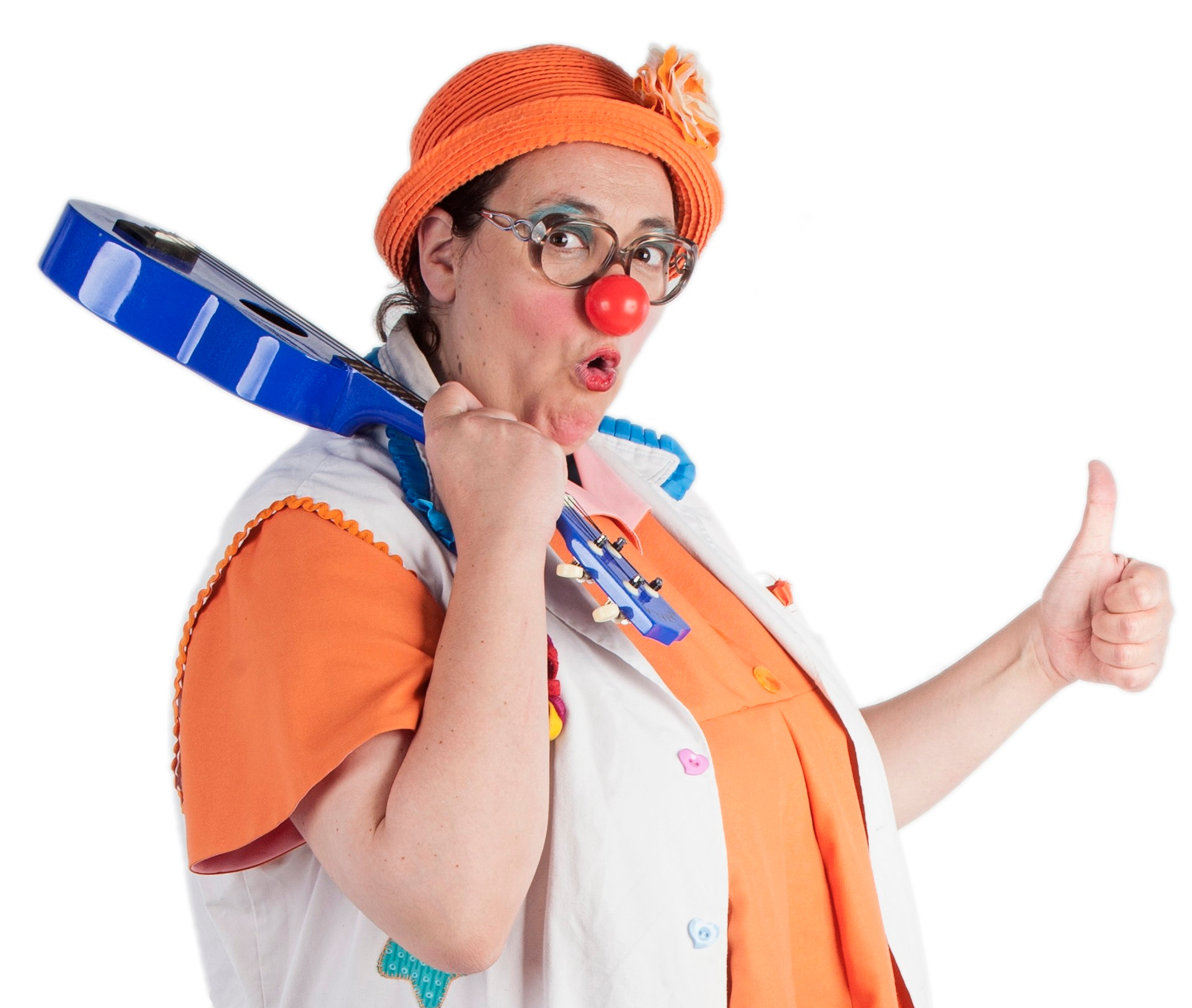 Payasa con sombrero naranja, bata blanca y ukelele