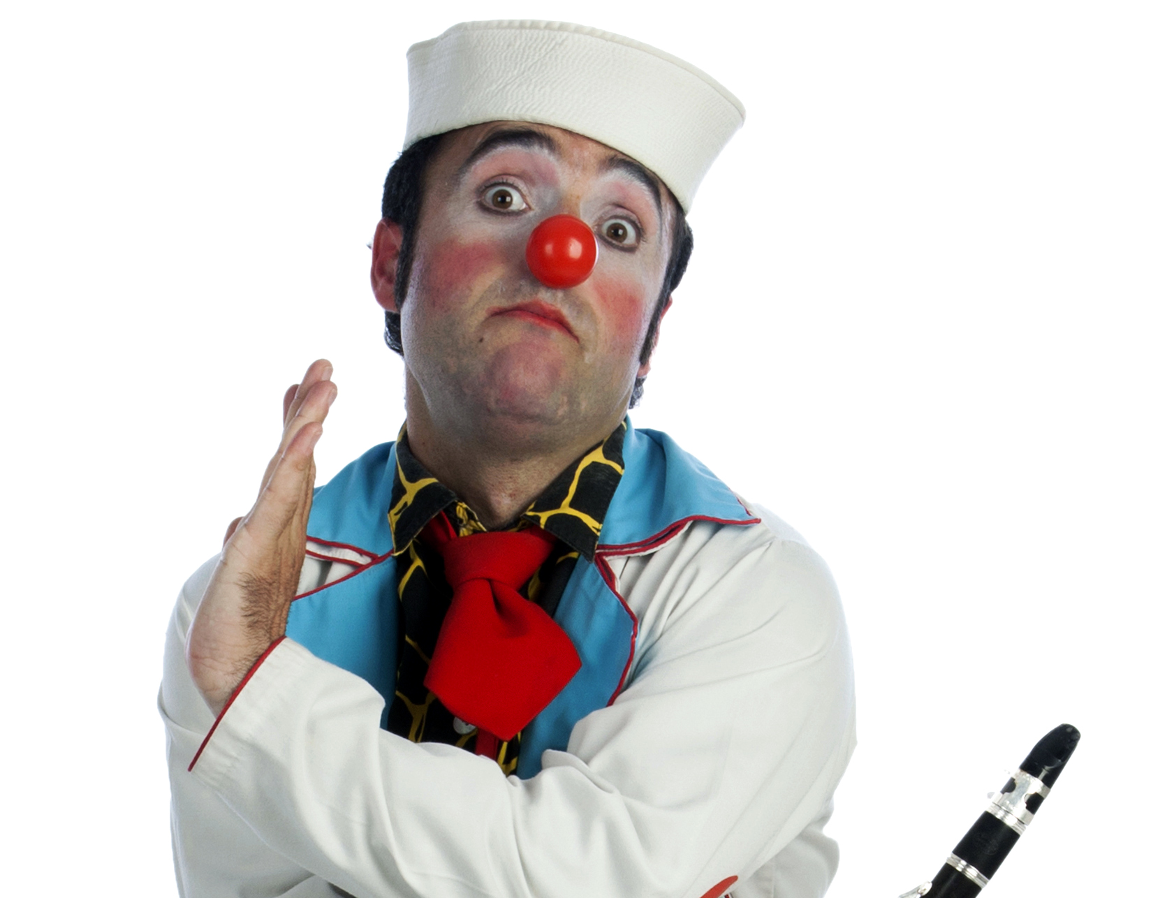 Payaso con cara de sorpresa, sombrero de marinero, nariz de payaso y sujetando un clarinete