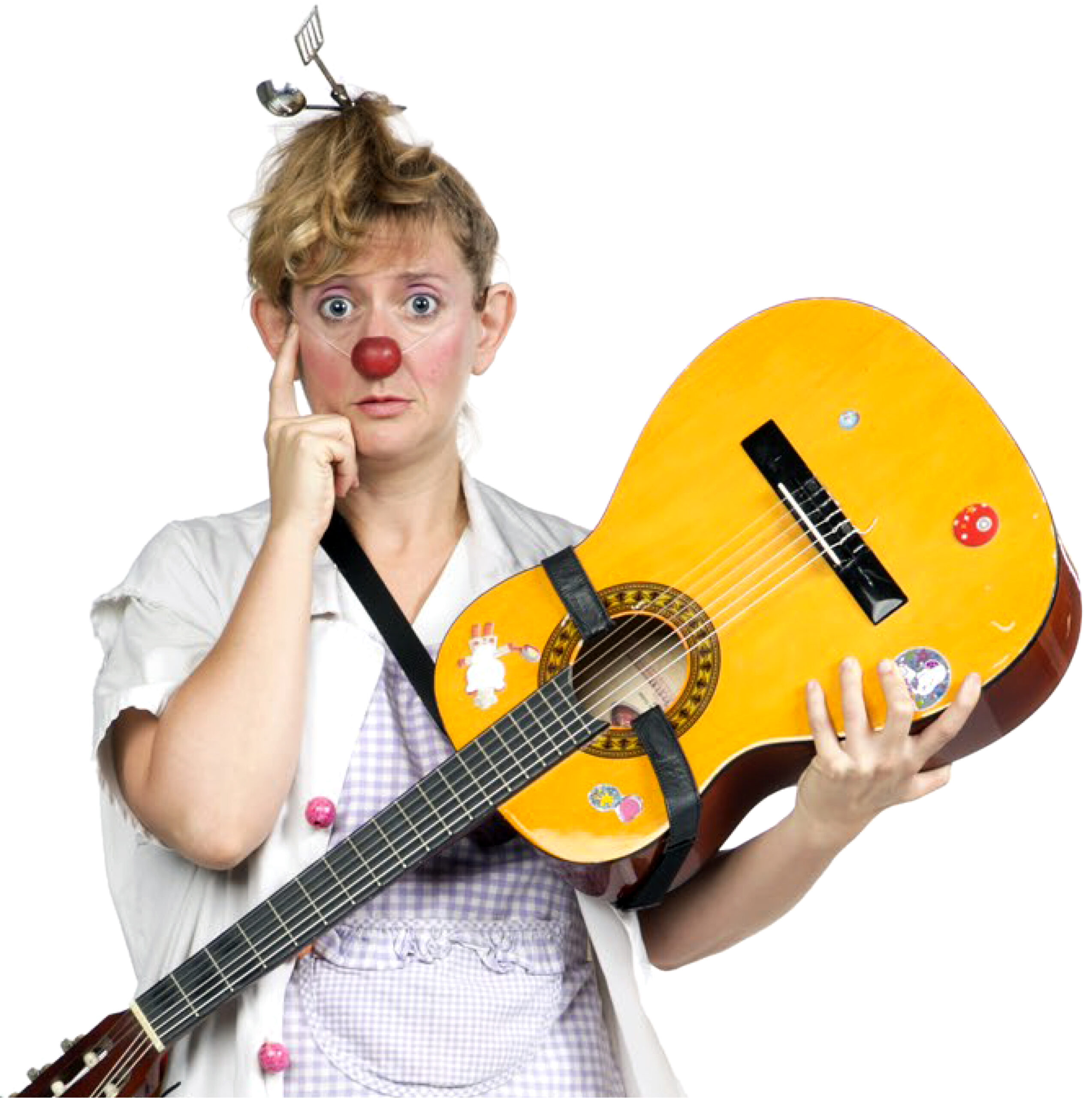Payasa Elena vestida con nariz de payaso, espátulas en la cabeza y con guitarra