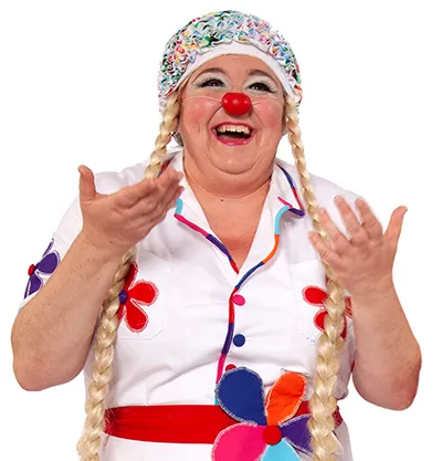 Payasa Paqui con trenzas rubias falsas y gorro colorido sonriendo
