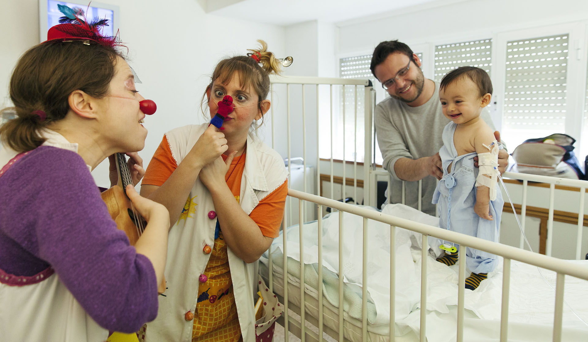 Payasas de Payasospital animando a un niño en el hospital de Castellón