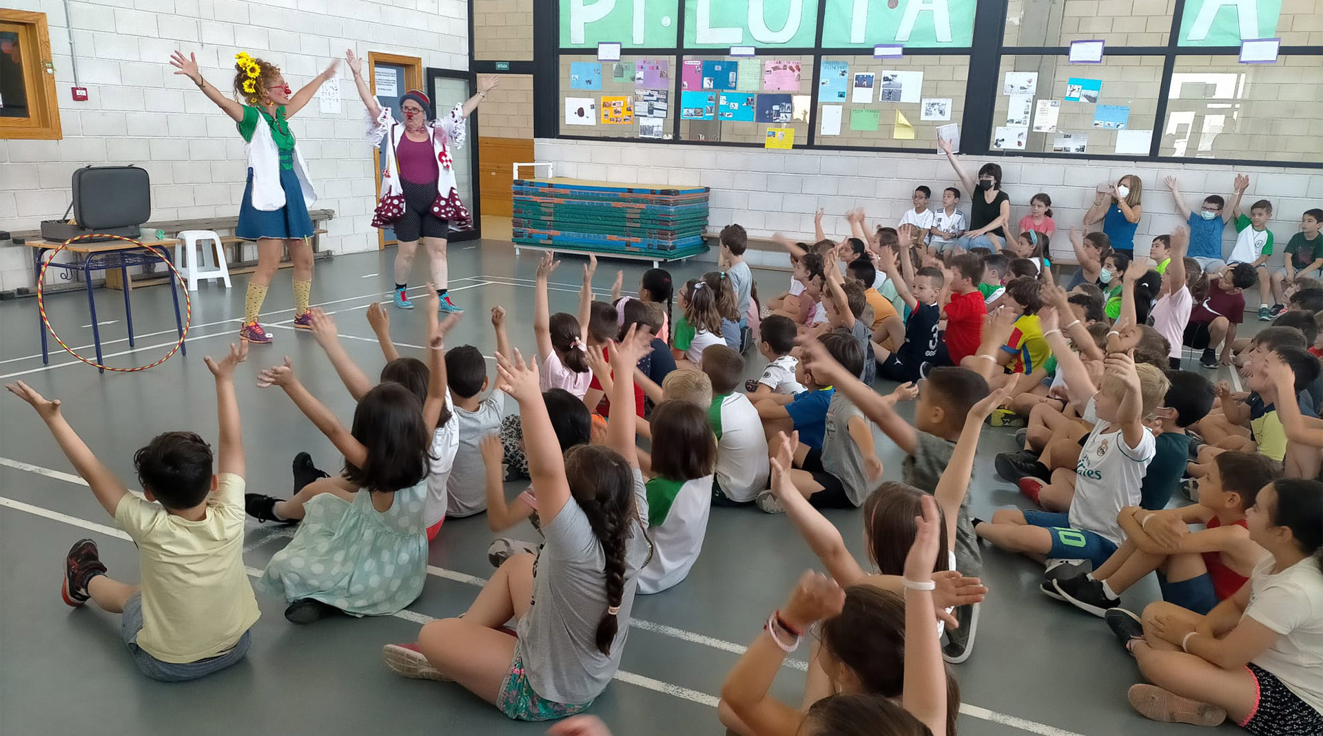 Dos payasas de Payasospital actuan para el alumnado de un colegio