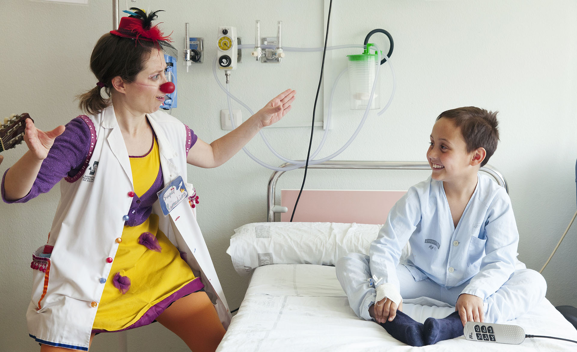 Payasa frente a un niño hospitalizado en el Hospital General de Castellón
