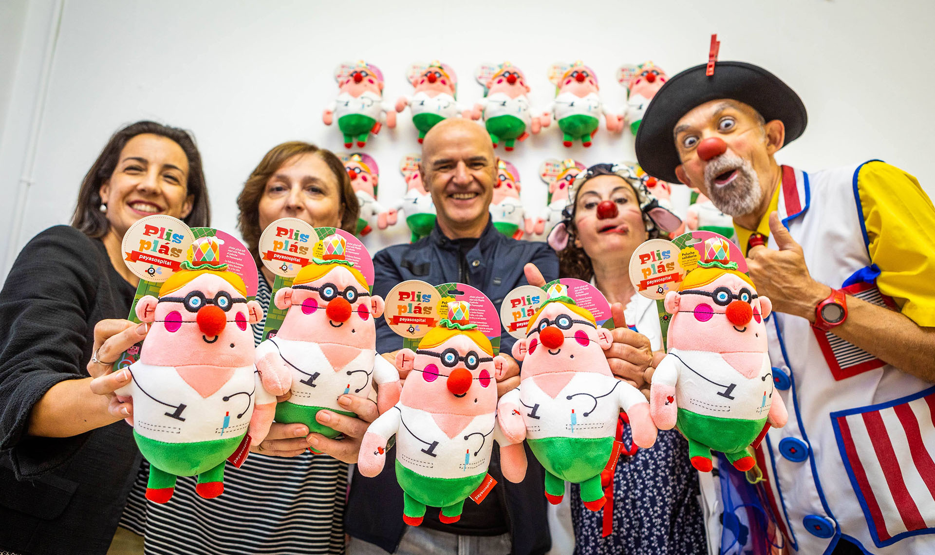 Presentación del peluche Plisplás de Payasospital