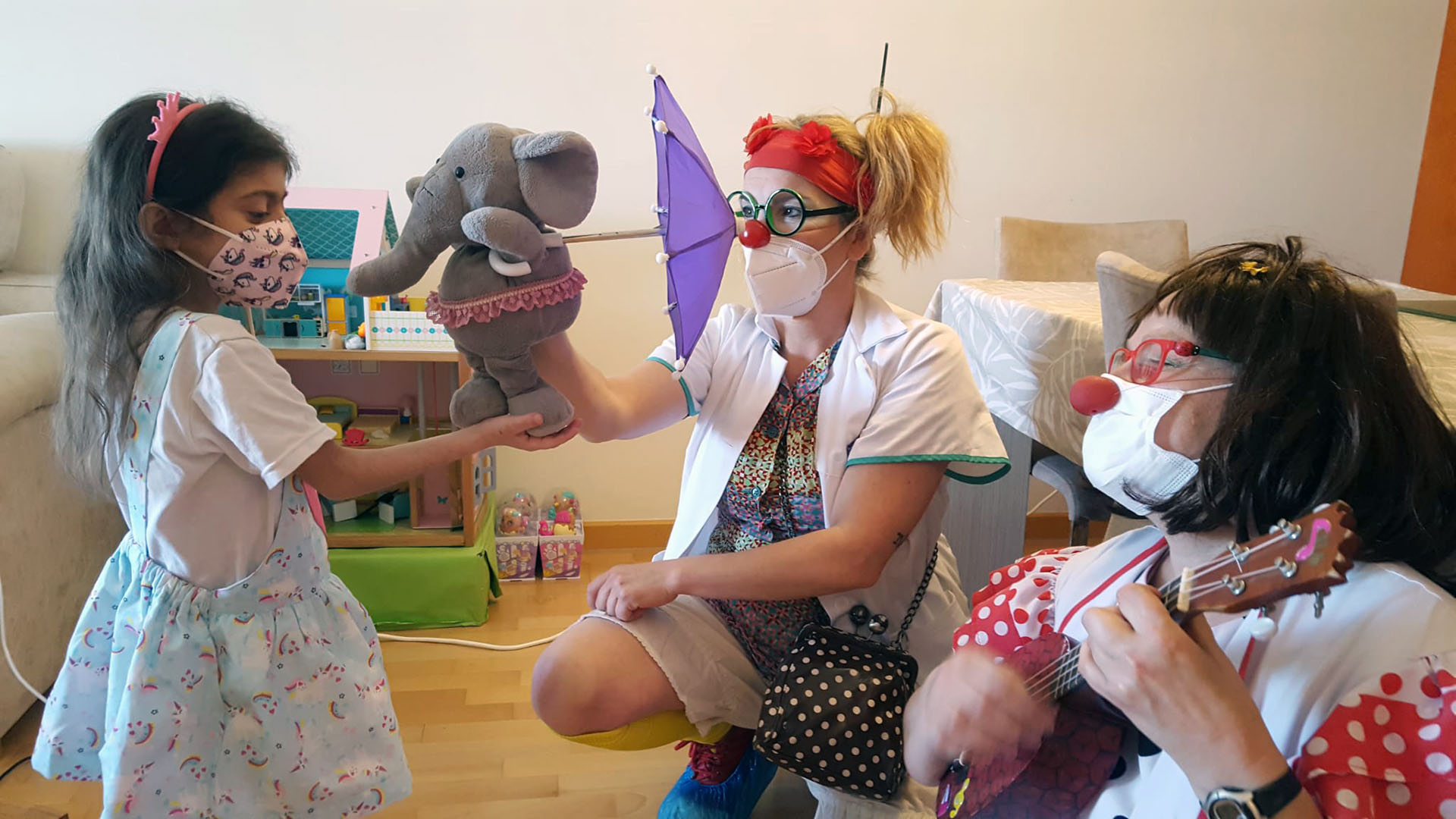 Payasas de Payasospital visitando a niños que reciben tratamiento en sus casas