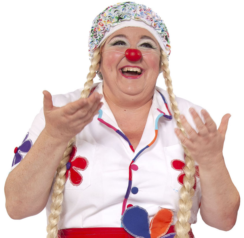 La Doctora Pili Dora Comprimida mirando al frente, sonriendo con las manos extendidas